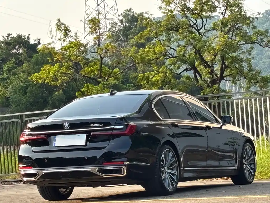 BMW 7 Series — миниатюра 24