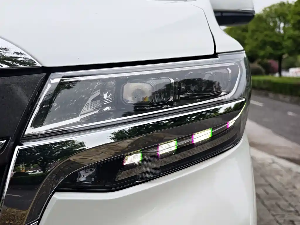 Toyota Alphard — миниатюра 4