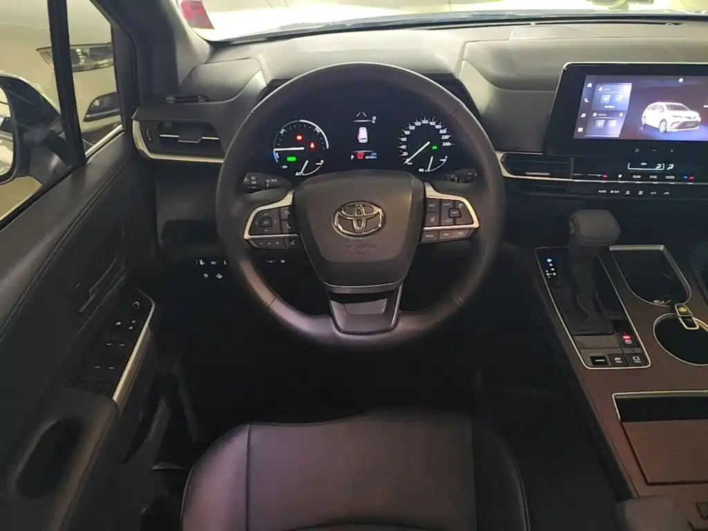Toyota Granvia — миниатюра 11