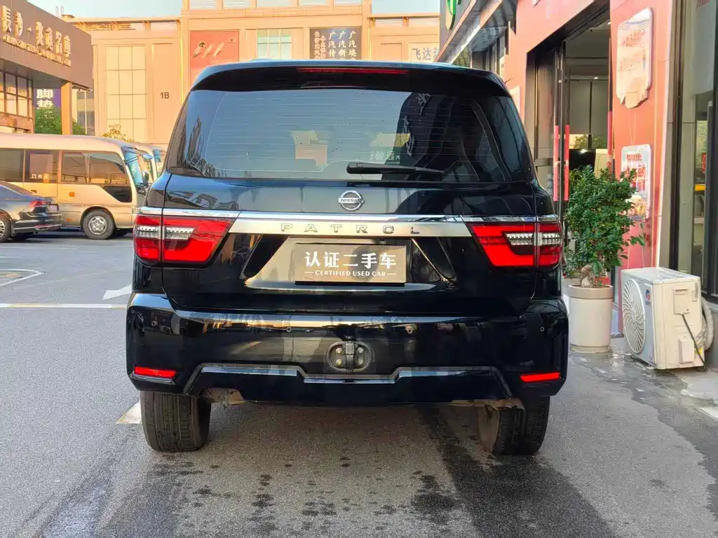 Nissan Patrol — миниатюра 10
