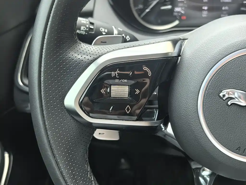 Jaguar E-PACE — миниатюра 18