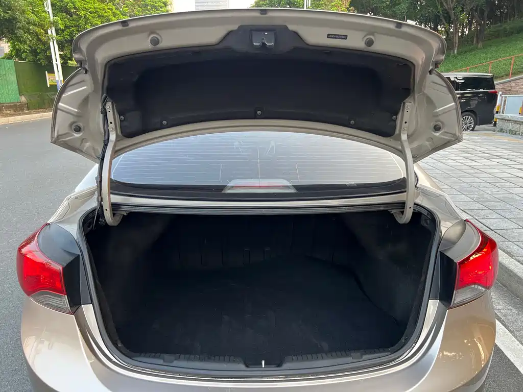 Hyundai Elantra Langdong — миниатюра 17