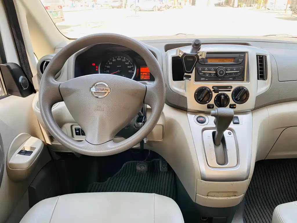NISSAN NV200