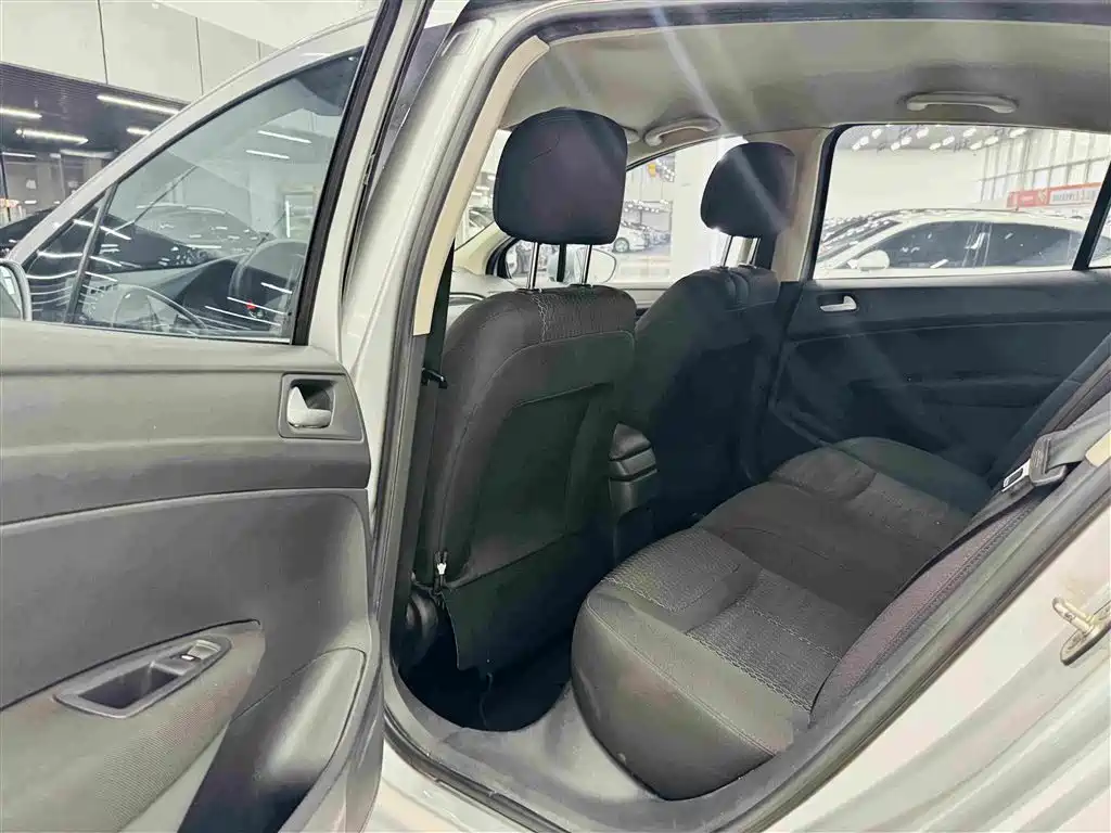 Peugeot 308 — миниатюра 19