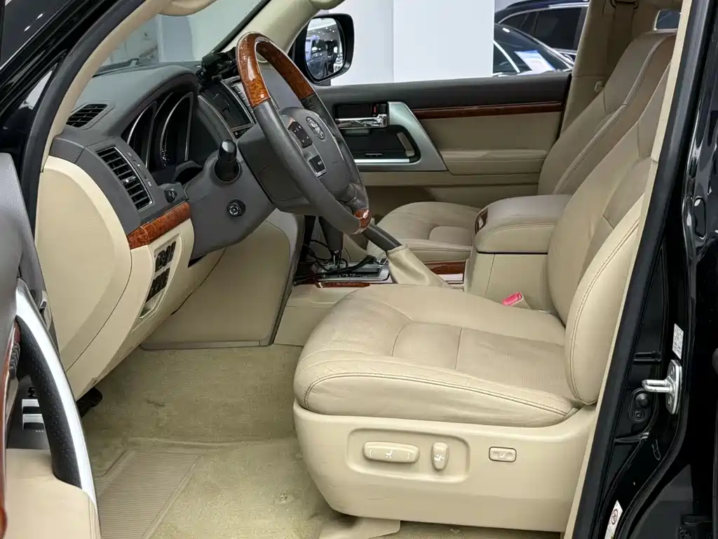 Toyota Land Cruiser 2012 4.6L AT VX-R