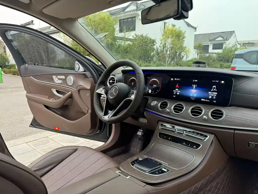Mercedes-Benz E-Class — миниатюра 5