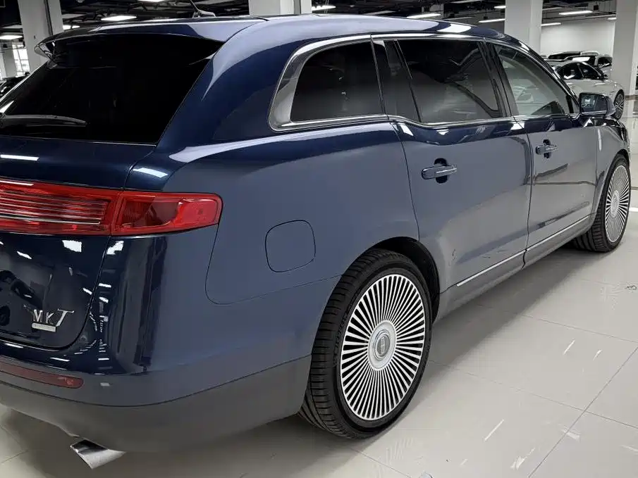 Lincoln MKT — миниатюра 5