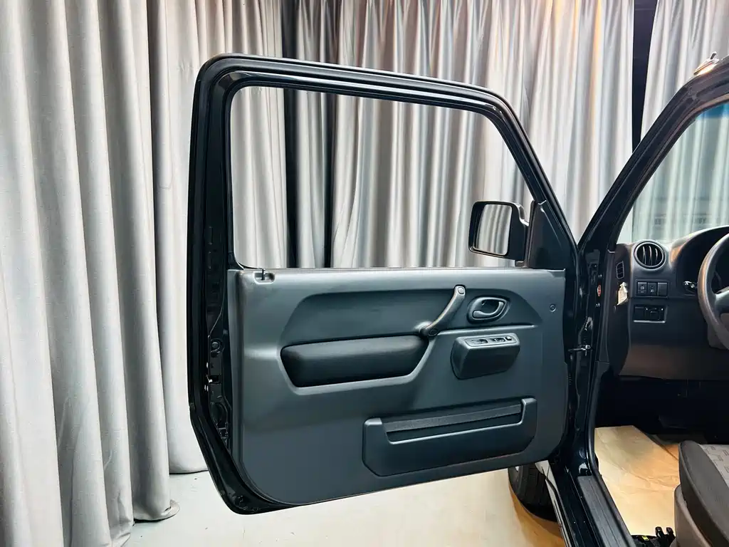 Suzuki Jimny — миниатюра 10
