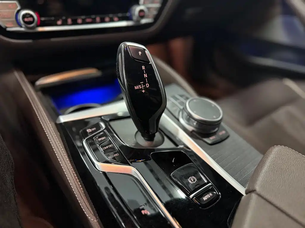 BMW 5 Series — миниатюра 12