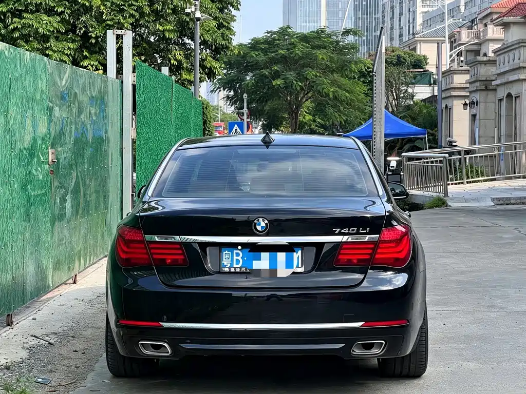 BMW 7 Series — миниатюра 14