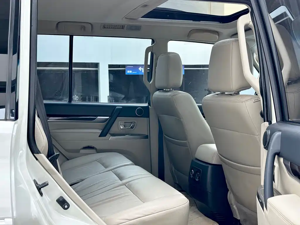 Mitsubishi Pajero (Import) — миниатюра 8