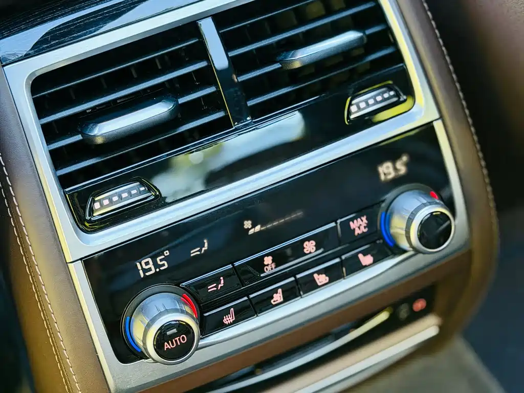 BMW 7 Series — миниатюра 8