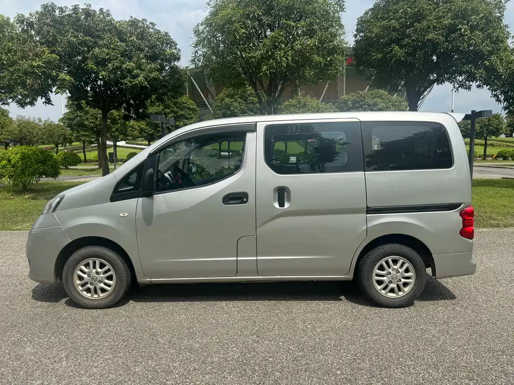 Nissan NV200 2011 1.6L 232 мест