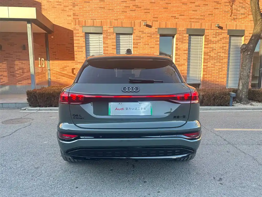 AUDI Q6L E TRON