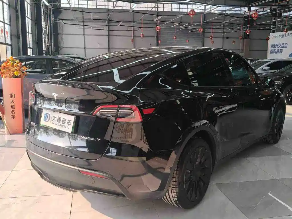 TESLA MODEL Y