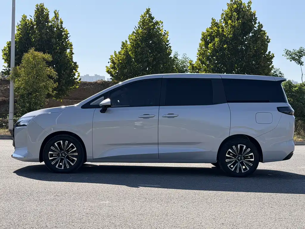 Wuling Xingguang 730 New Energy — миниатюра 4