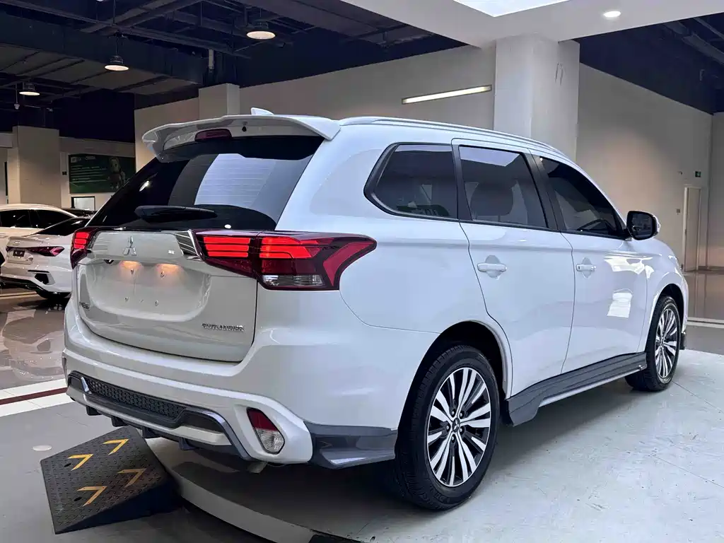 Mitsubishi Outlander — миниатюра 8