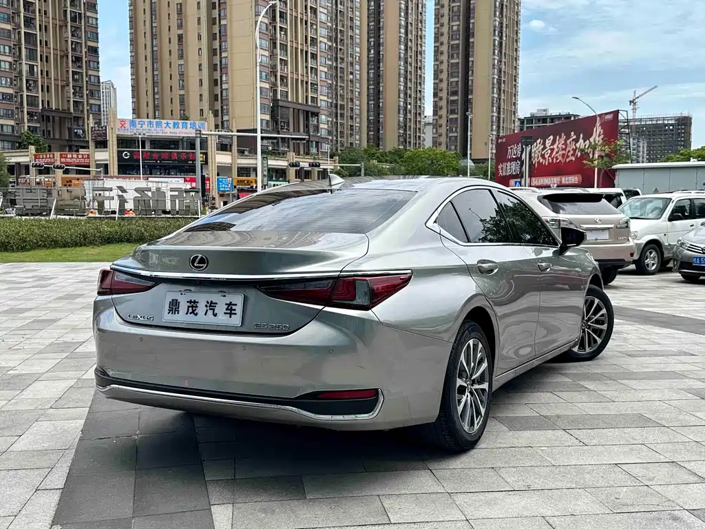 Lexus ES 2021 260