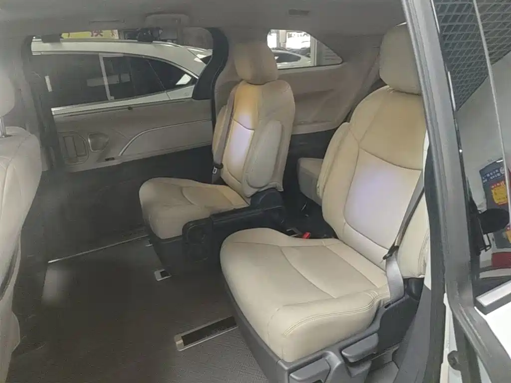 Toyota Sienna — миниатюра 17