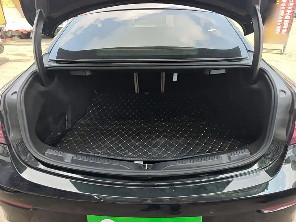 Mercedes-Benz E-Class (Import) — миниатюра 19