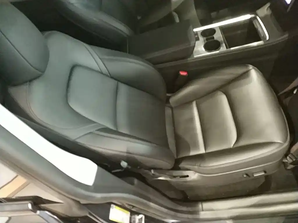 Tesla Model Y — миниатюра 25