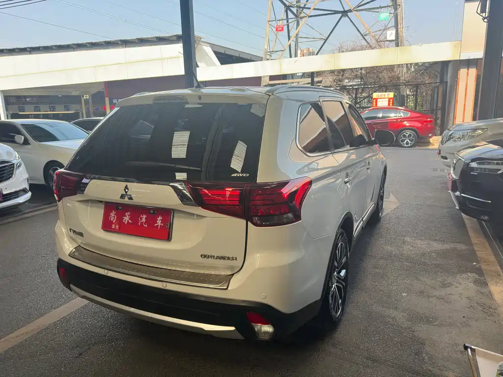 MITSUBISHI OUTLANDER