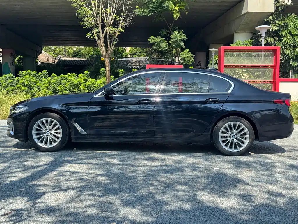 BMW 5 Series — миниатюра 7