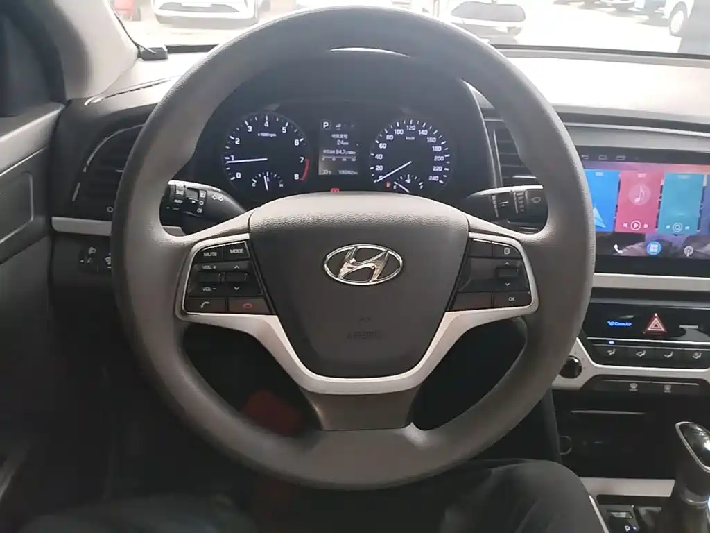 Hyundai Elantra — миниатюра 11