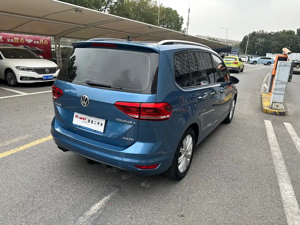 VOLKSWAGEN TOURAN