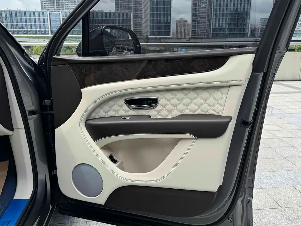Bentley Bentayga PHEV — миниатюра 21