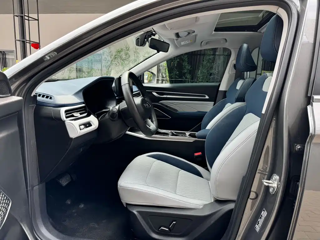 Geely Emgrand 2022 4 1.5L CVT Luxury