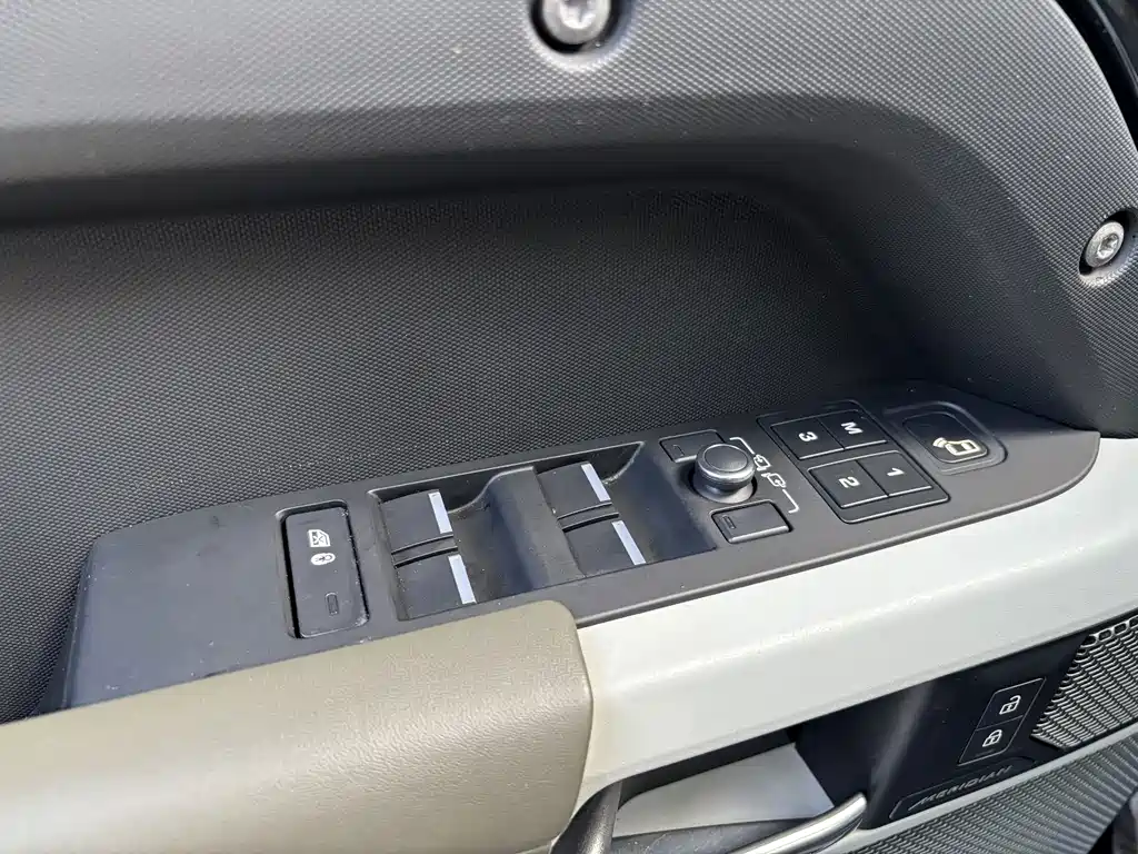 Land Rover Defender — миниатюра 25