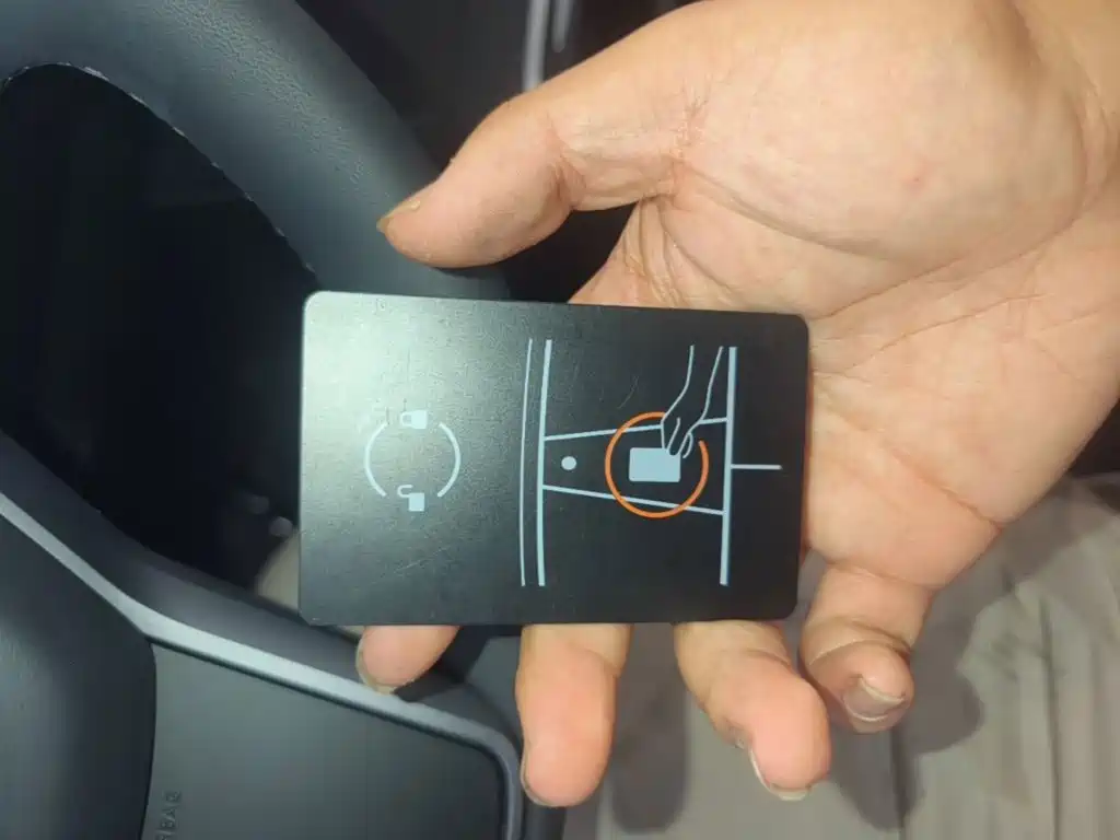 Tesla Model Y — миниатюра 9