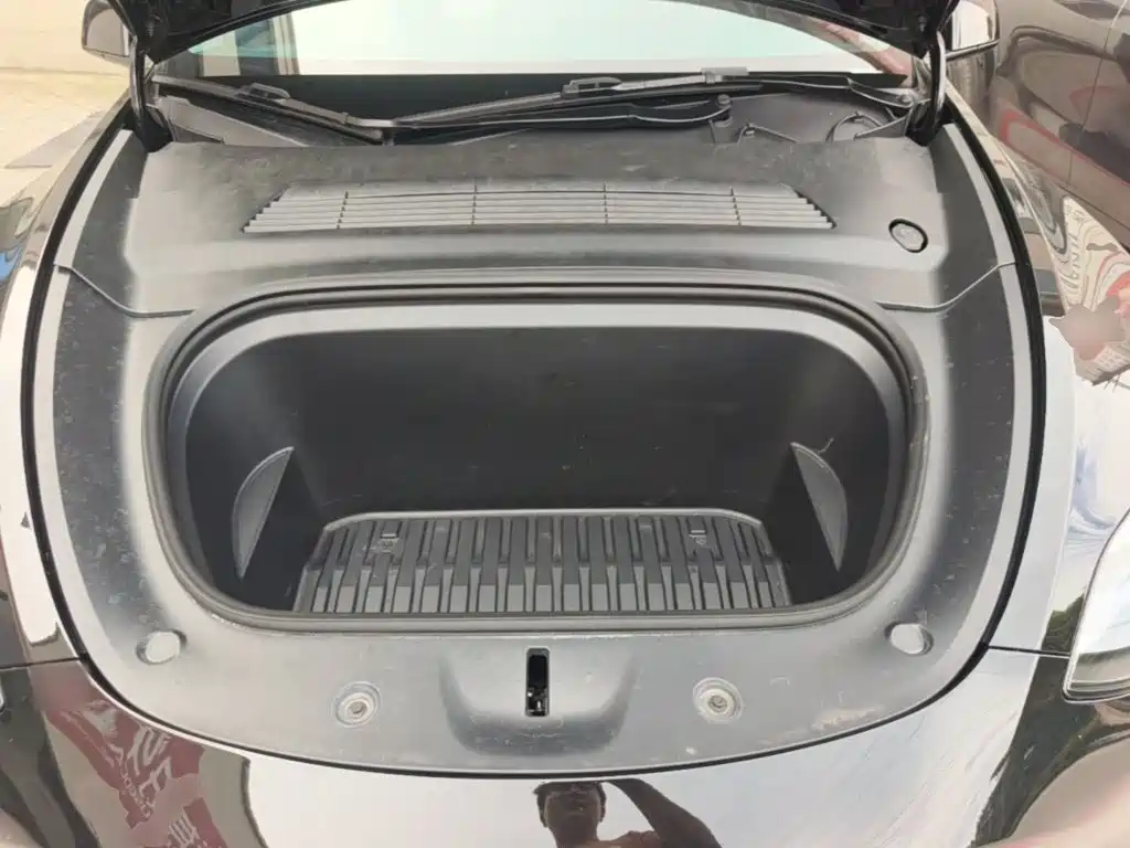 Tesla Model Y — миниатюра 20