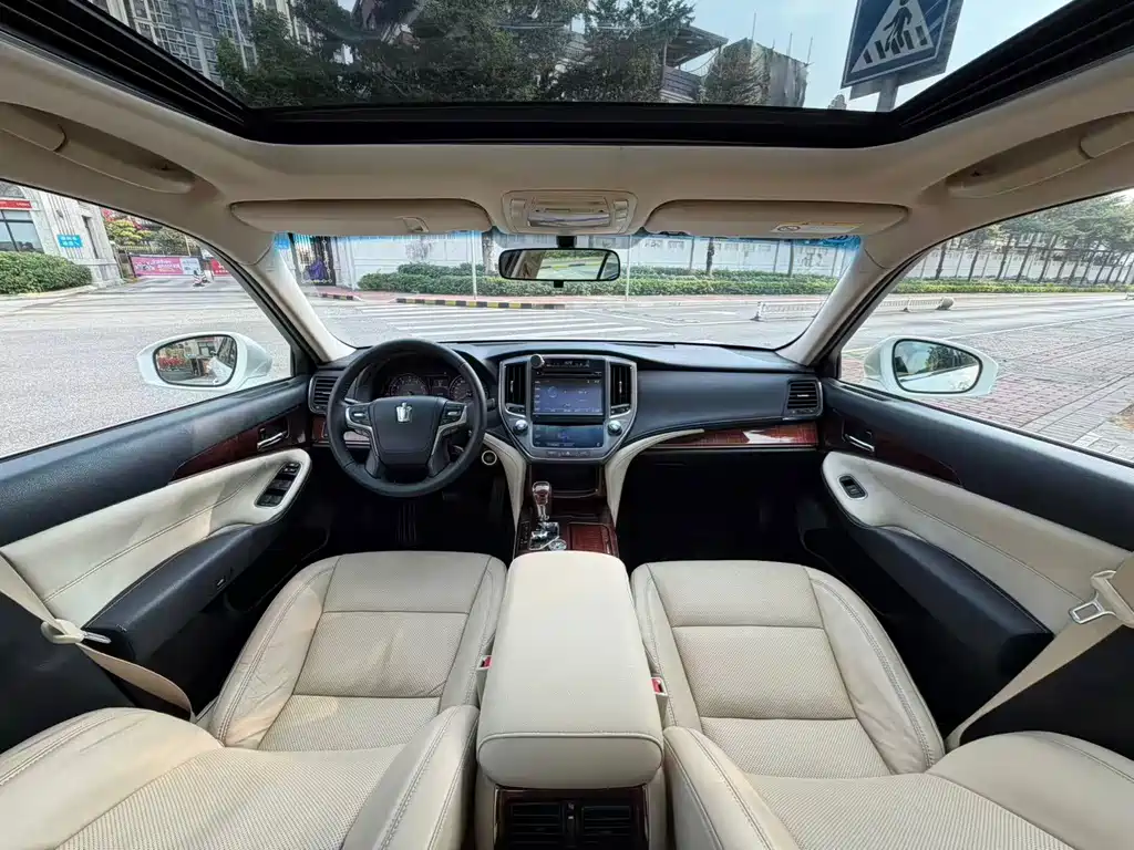 Toyota Crown — миниатюра 13