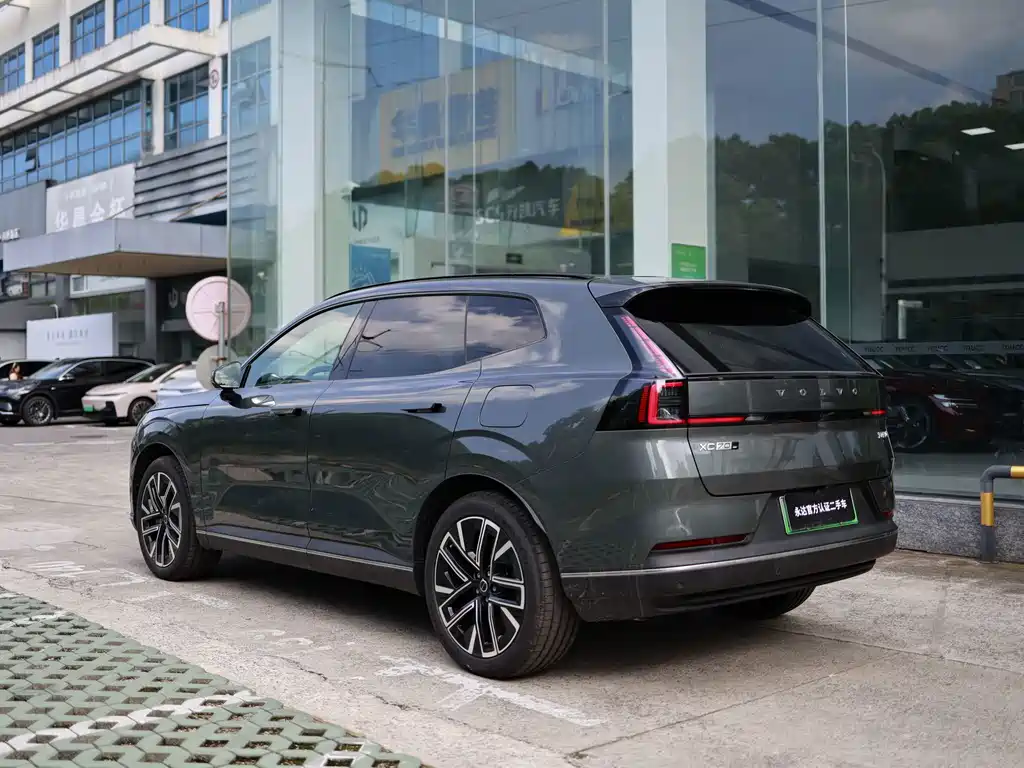 Заказать Volvo 沃尔沃XC70插电式混动 2026 года за 4 845 827 ₽  из Китая