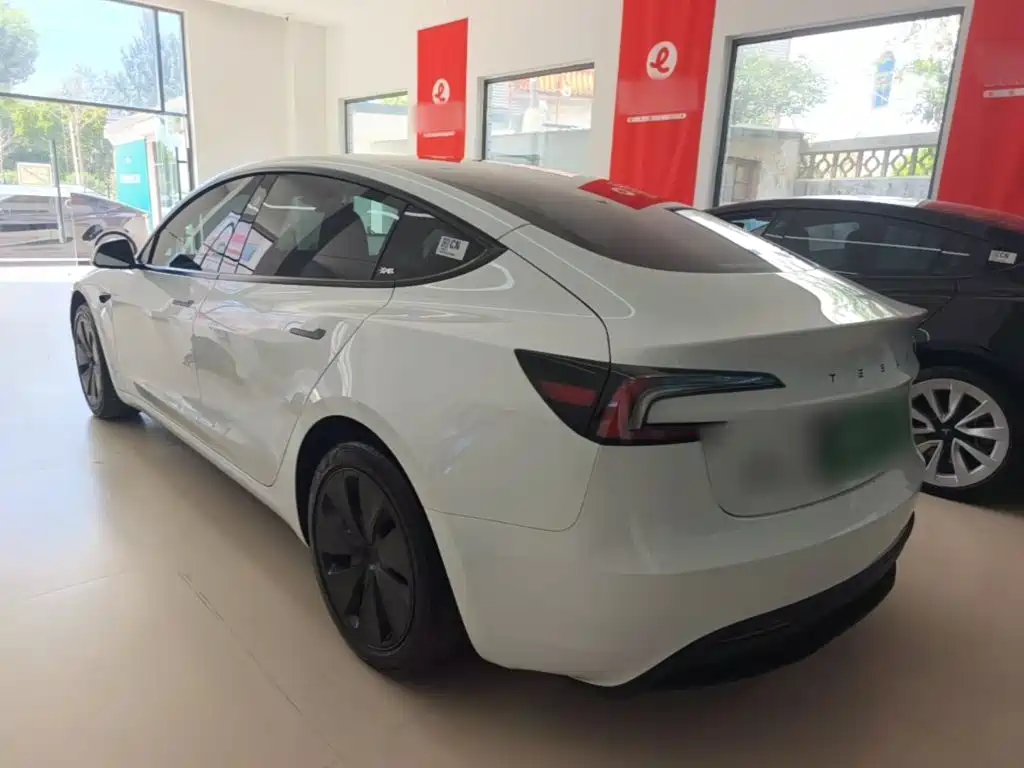 Tesla Model 3 — миниатюра 5