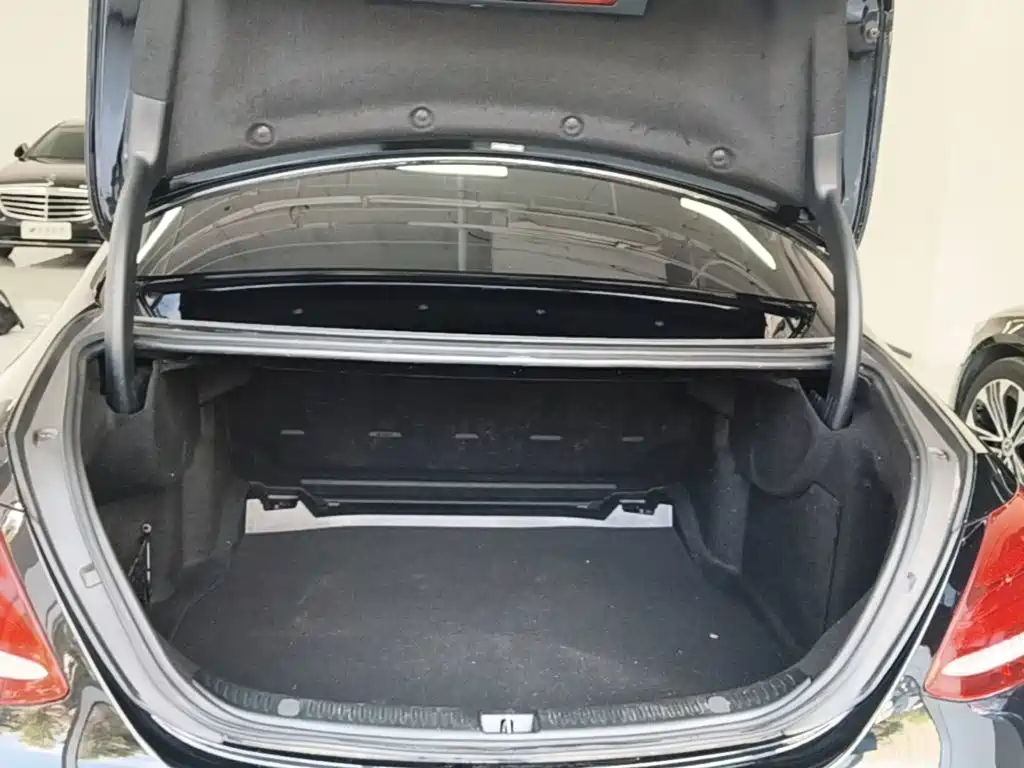 Mercedes-Benz E-Class — миниатюра 19