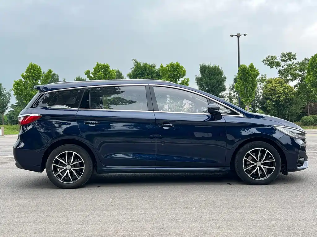 BYD MAX — миниатюра 4