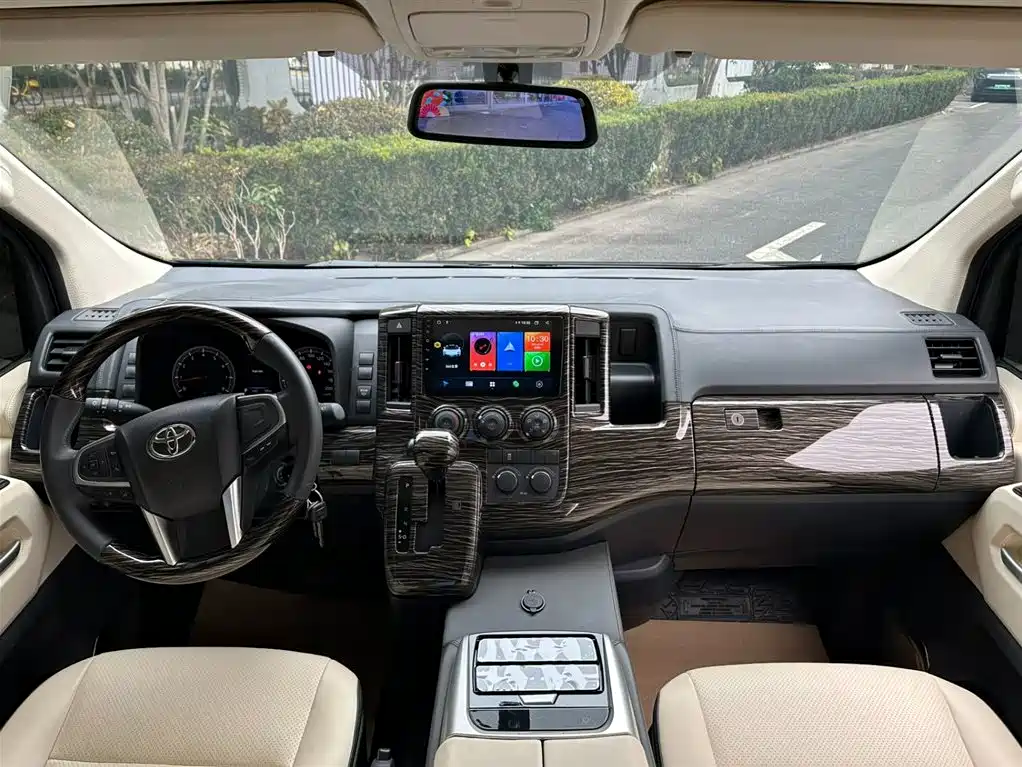 Toyota HiAce 2024 3.5L AT