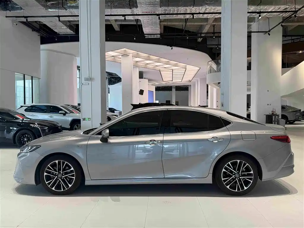 Toyota Camry — миниатюра 12