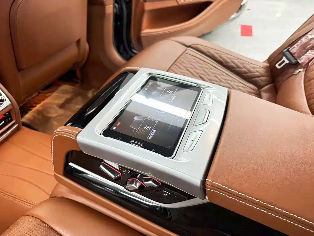 BMW 7 Series — миниатюра 21
