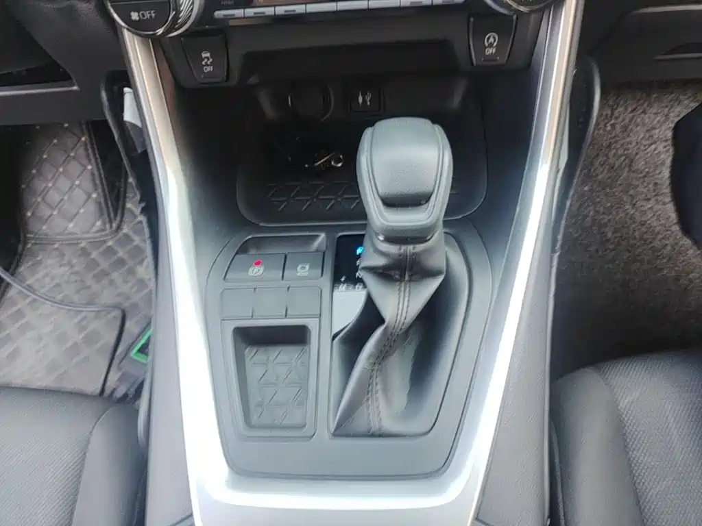 Toyota RAV4 — миниатюра 10