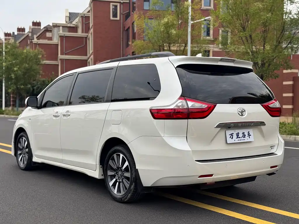 Toyota Sienna — миниатюра 28