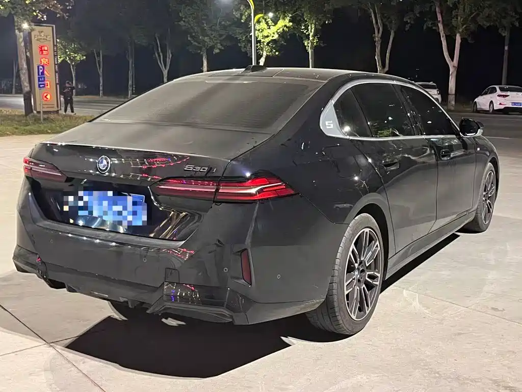 BMW 5 Series — миниатюра 8