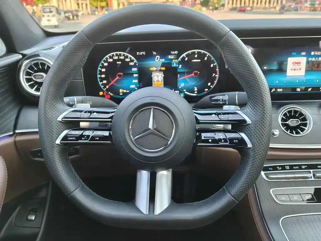 Mercedes-Benz E-Class — миниатюра 11