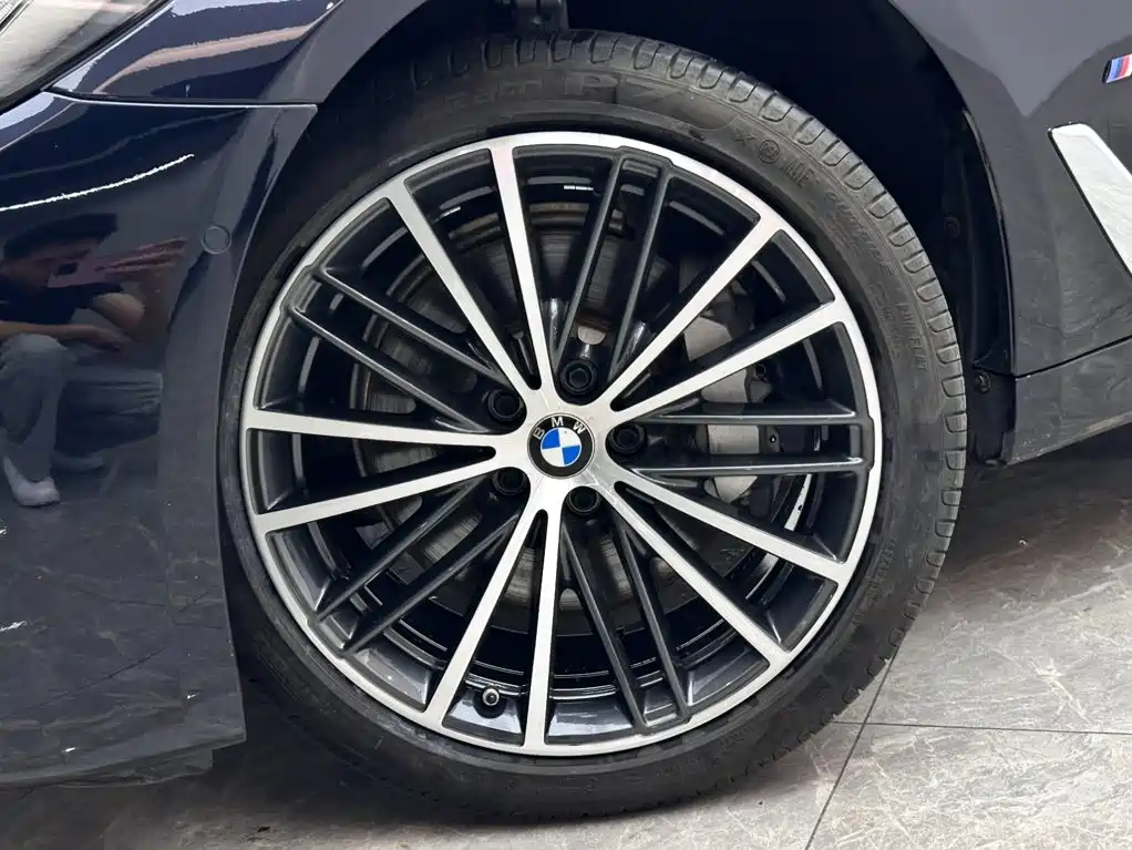 BMW 5 Series — миниатюра 18