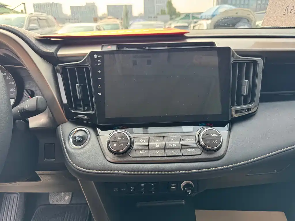 Toyota RAV4 — миниатюра 6