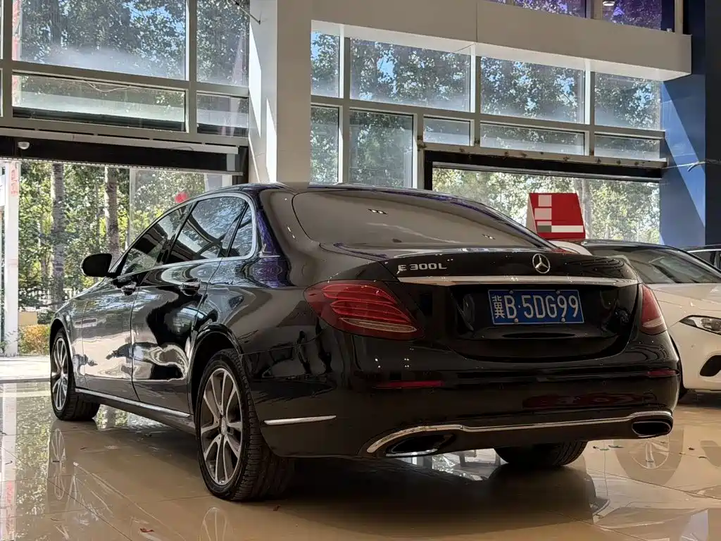 Mercedes-Benz E-Class — миниатюра 9