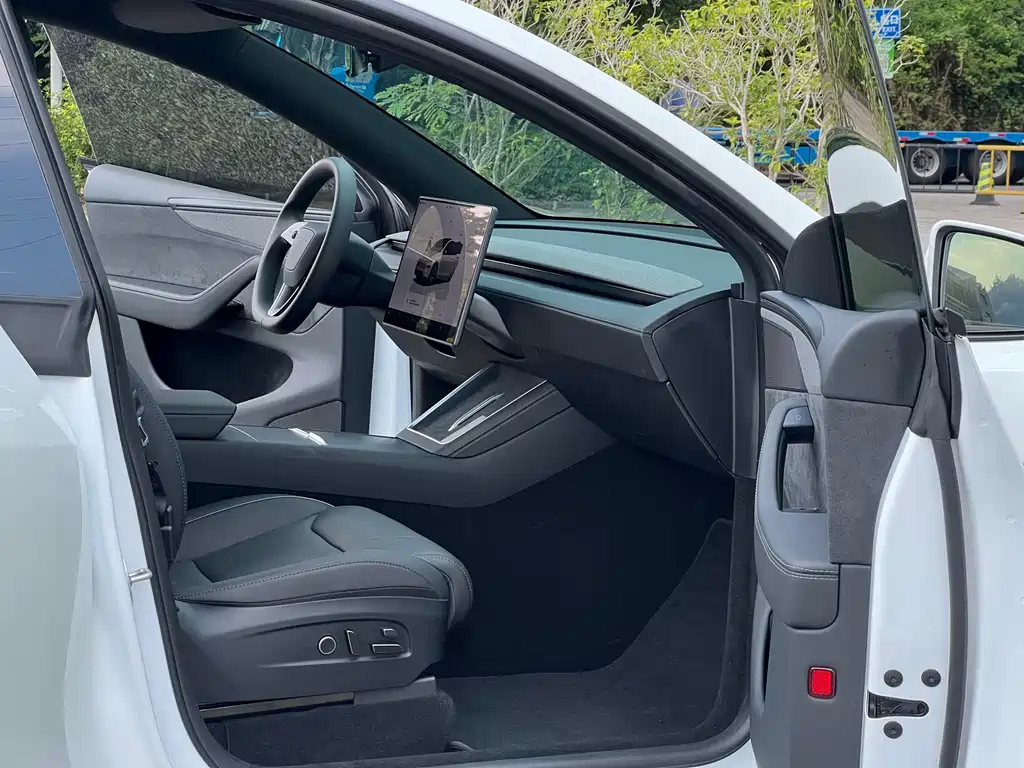 Tesla Model Y L — миниатюра 12